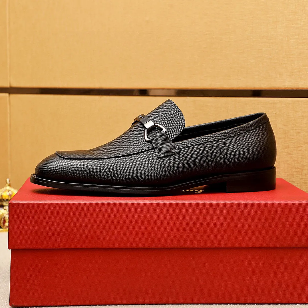 Men's shoes 💰460 💐 Product trademark: Ferragamo "Ferragamo" casual leather shoes Regular size: 38-44 (45.46🉑️customized) Product materials: Selected imported first-layer cross-grain cowhide leather upper + luxury hardware buckle, imported water-dyed cow leather lining. Strong three-dimensional visual effect, original rubber outsole Color: 1⃣️color optional